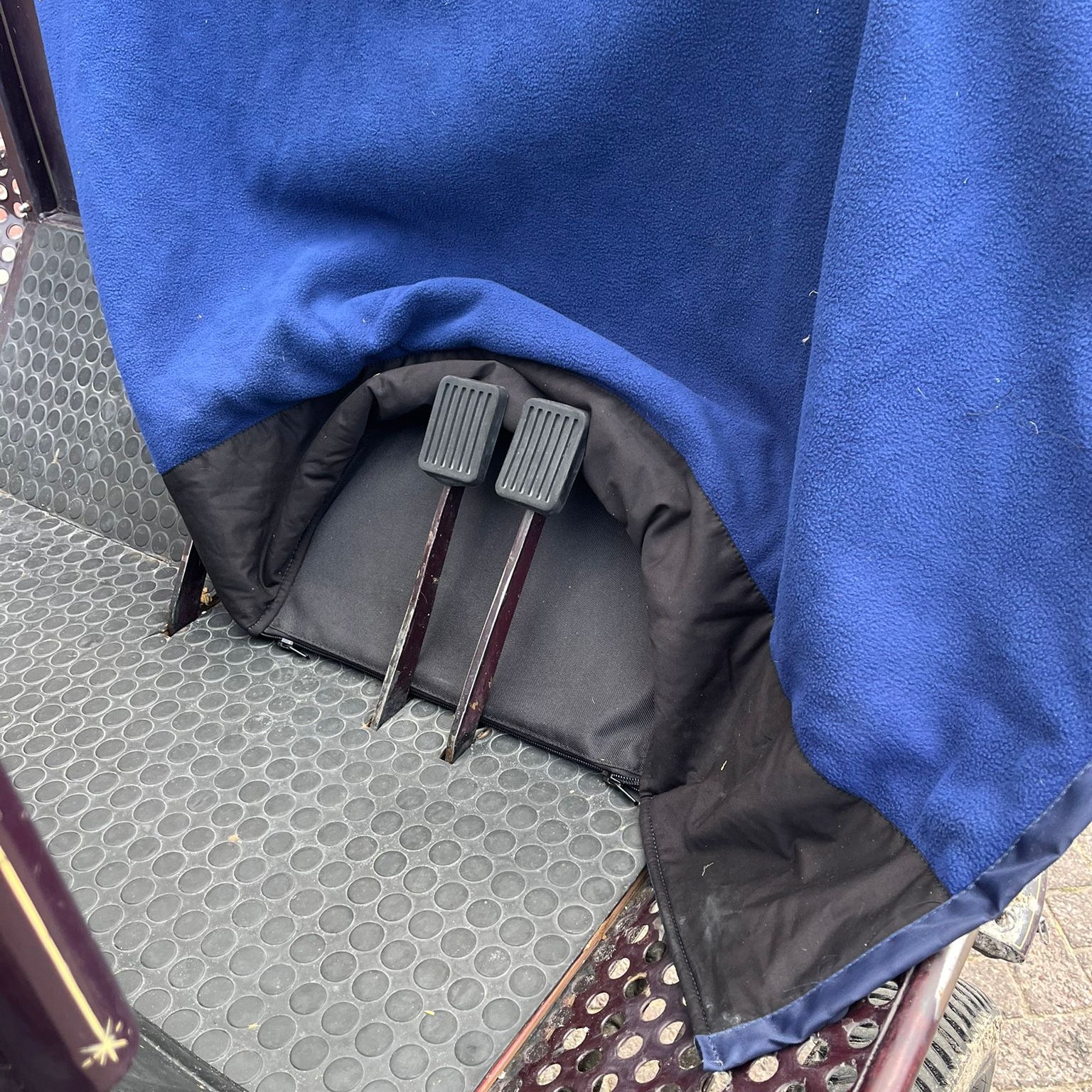 Ideal Winter Royal Driving Apron foot pocket